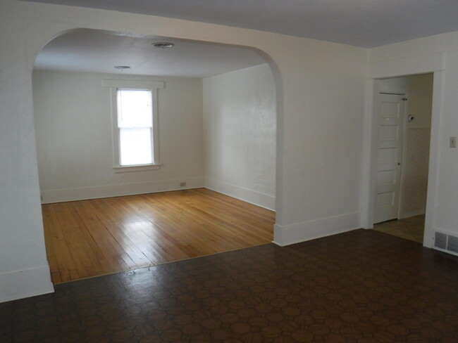 Building Photo - 805 Rollins St