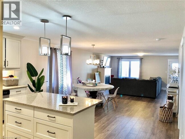 Building Photo - 405 Krotz St E