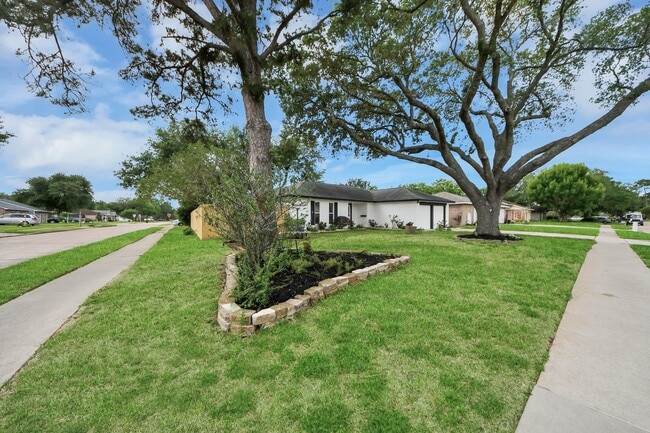 Building Photo - 16222 Forest Bend Ave
