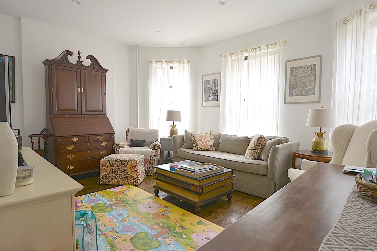 Foto principal - 321 W 94th St