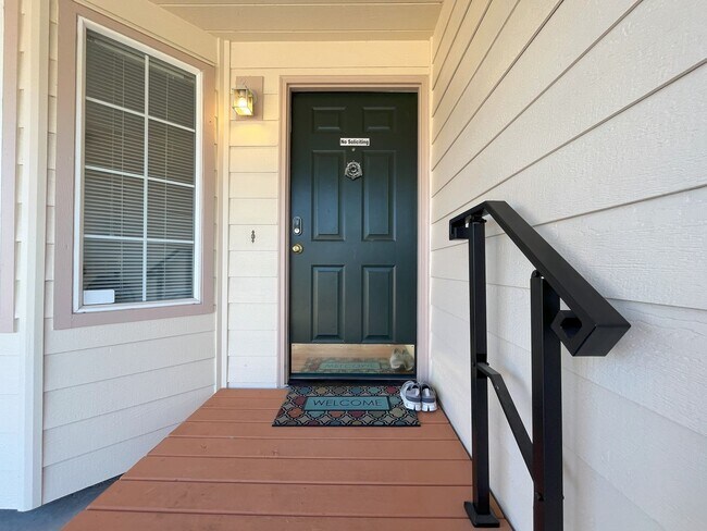 Foto del edificio - Spacious 4-Bedroom, 2.5-Bathroom Home with...