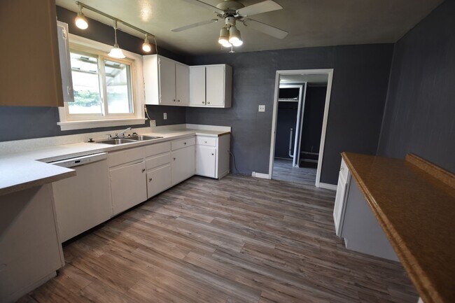 Foto del edificio - Three Bedroom Home in Shirley