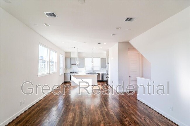 Building Photo - 2745 Clinton Dr