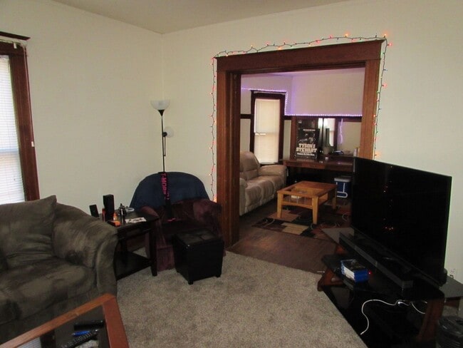 Building Photo - Spacious Madison 5-Bedroom with Yard, Park...