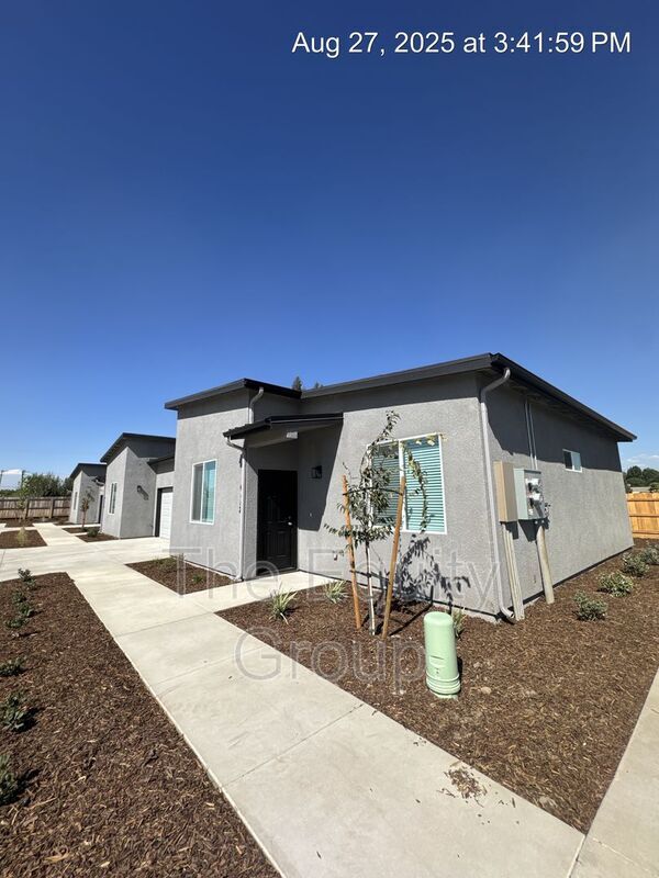 Building Photo - 4112 E Kaweah Ave