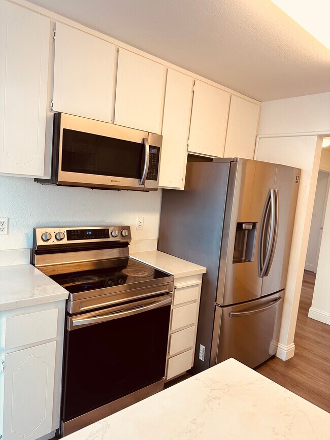 Foto del edificio - 5030 Valley Crest Dr