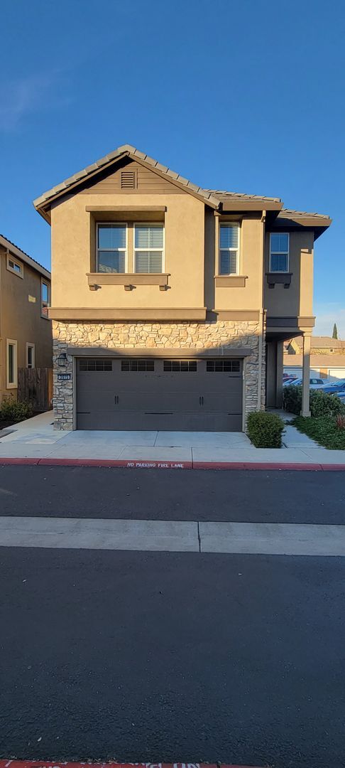 Building Photo - Great 3 bedroom 2.5 Bath Home with Loft