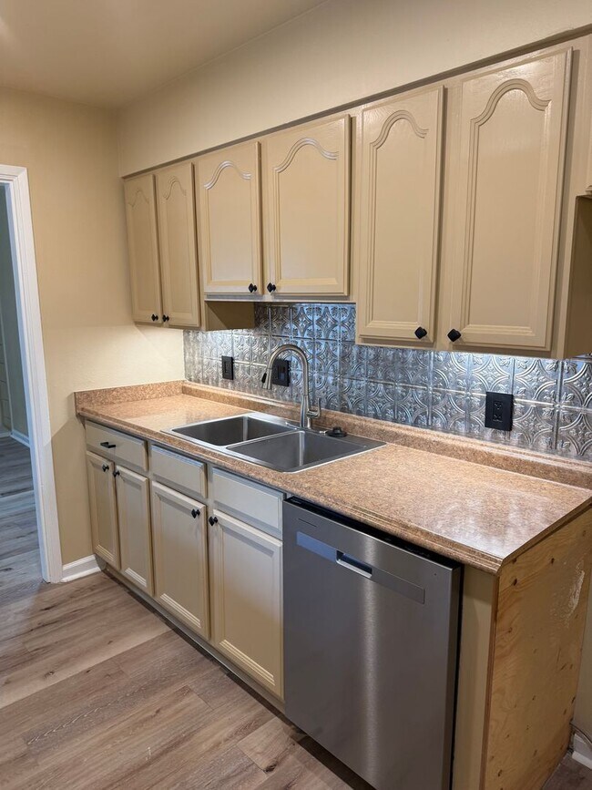 Building Photo - BEAUTIFULLY REMODELED 2 BEDROOM IN CARMICHAEL