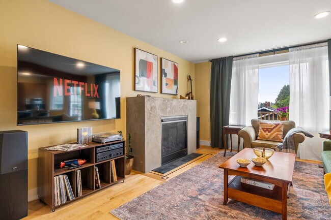 Foto del edificio - 6033 McKinley Pl N