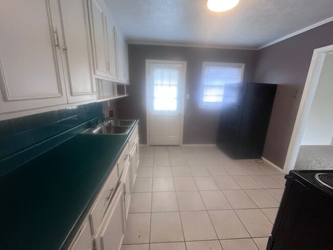 Building Photo - Great Location