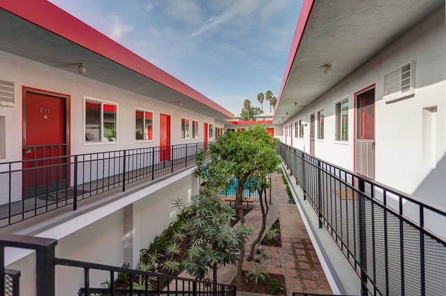 Building Photo - 1757 N Kingsley Dr