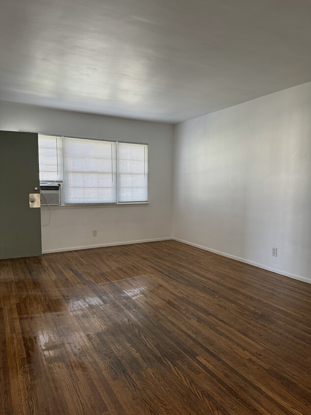 Sunny living room - 1380 Masselin Ave