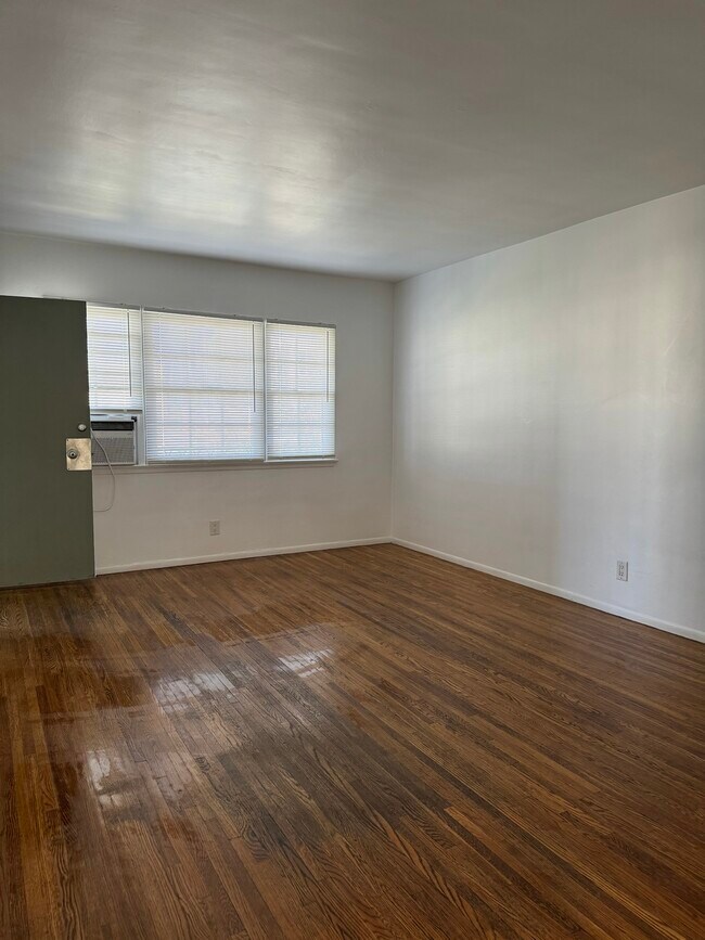 Building Photo - 1380 Masselin Ave