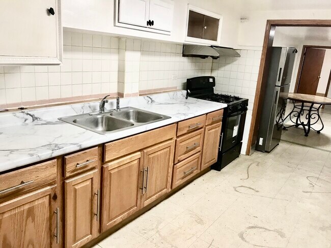 Foto del edificio - 1315 W 31st St