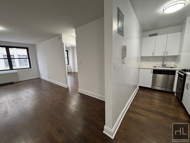 Building Photo - 5 AVENUE