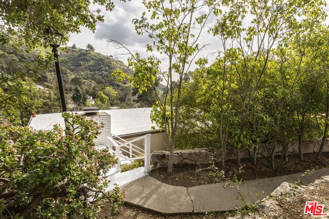 Foto del edificio - 2470 Zorada Dr