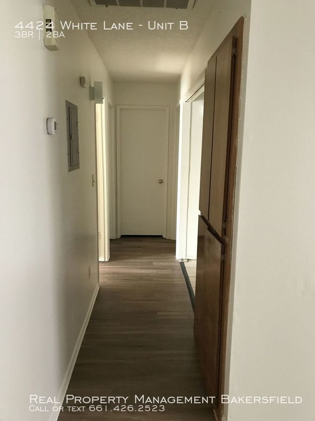 Foto del edificio - 4424 White Lane Unit B