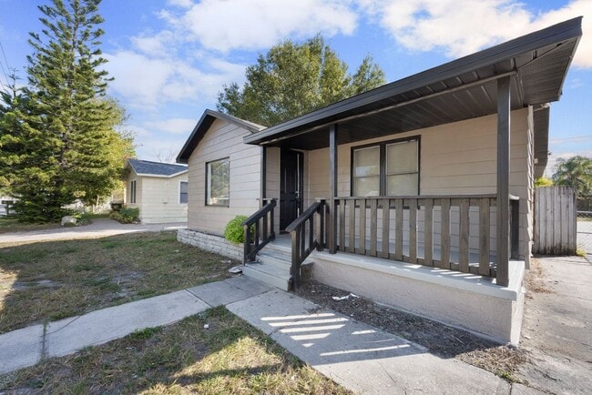 Building Photo - Cute St Pete Bungalow 3/1
