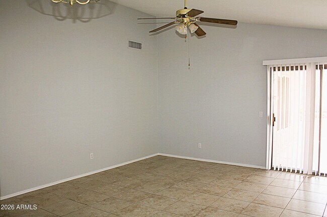 Foto del edificio - 13232 W Desert Ln
