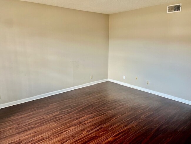 Building Photo - 213 Chateau Dr SE