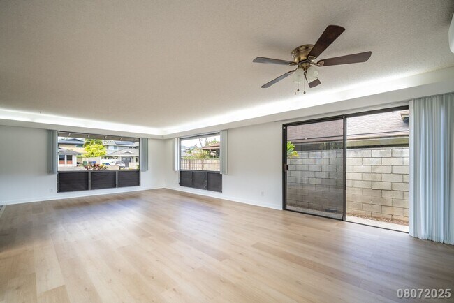 Foto del edificio - Newly Renovated 3 BD/2 BA Home with 2 Car ...