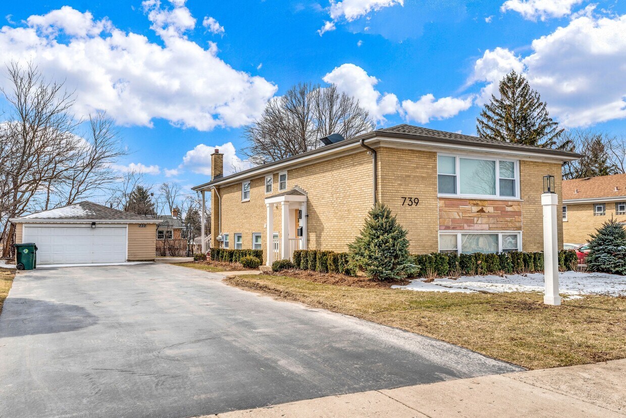 739 56th Plz Unit 2, Clarendon Hills, IL 60514 Apartments in Clarendon Hills, IL