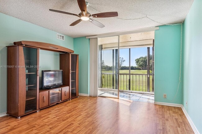 Foto del edificio - 9811 N Hollybrook Lake Dr