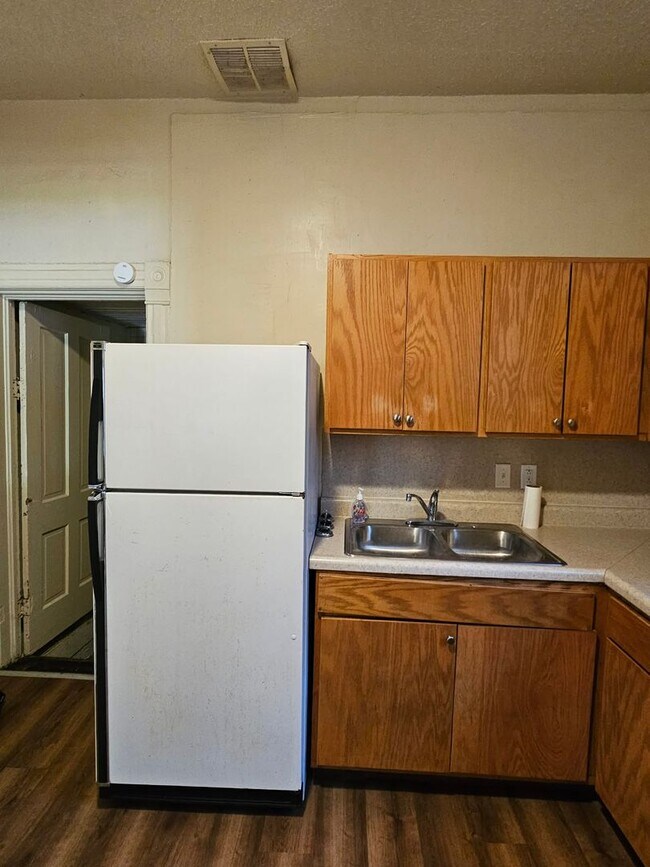 Building Photo - 819 E Whitmer St