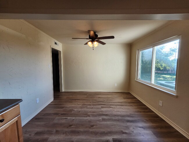 Building Photo - 1602 Ravenwood Dr