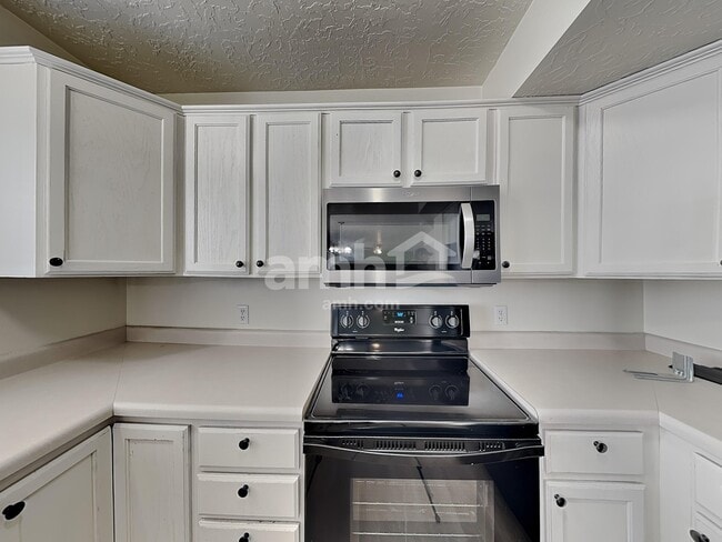 Building Photo - 817 Country Club Dr