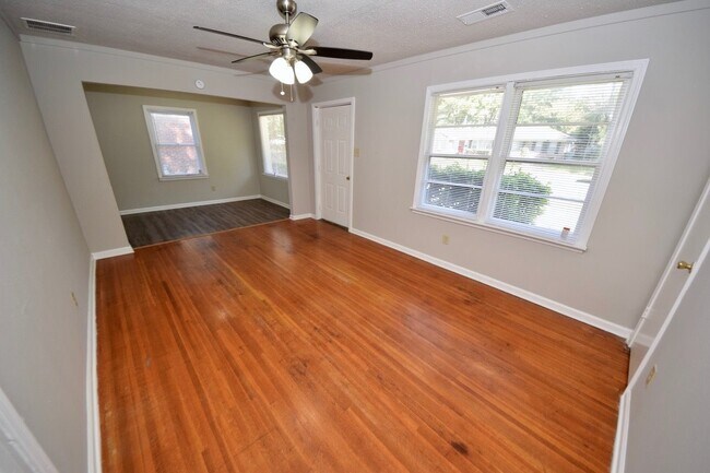 Building Photo - 3 bed, 1 bath in Colonial Acres