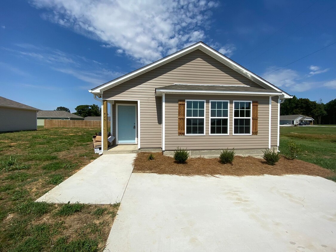 Foto principal - Home for Rent in Logan, AL!!! Available to...