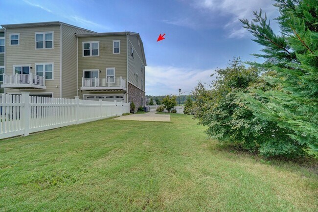 Foto del edificio - READY NOWCl!! A 3-Bedroom Townhome w/Garag...