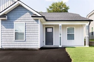 Building Photo - 924 Sparrow Ln