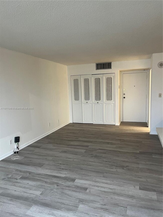 Foto del edificio - 16909 N Bay Rd