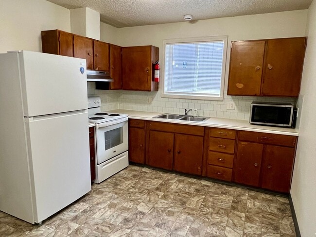 Building Photo - 4006 Iowa Dr
