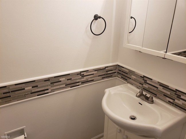 Building Photo - 2 br, 1.5 bath Condo - 845 Richard St Unit D