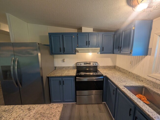 Building Photo - Remodeled 5 bed 3 bath Manufactured Home |...