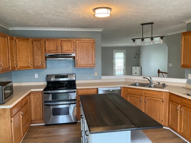 Foto del edificio - Large 3 Bedroom 2.5 bath townhome with additional finished room.