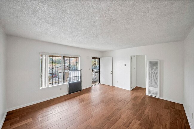 Building Photo - 2458 Normandie Ave