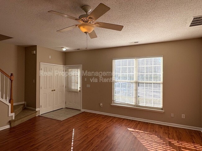 Foto del edificio - 504 Canyon Lake Cir