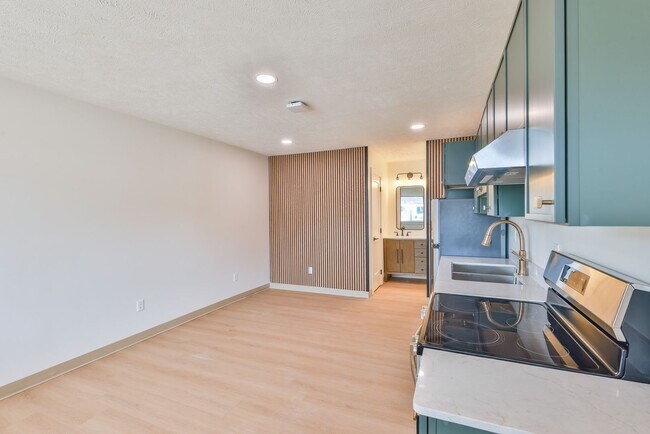 Foto del edificio - Modern Remodel with Designer Finishes | All Utilities Included