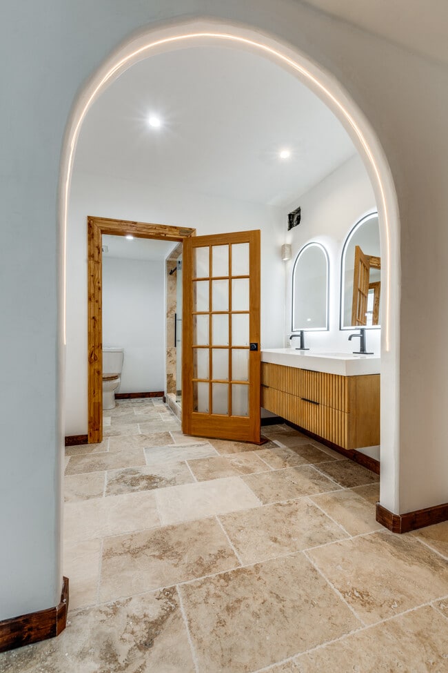 Master Bath - 135 E Ridgewood Ct