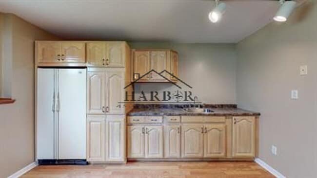 Building Photo - Single Family Home with Vaulted Ceilings!