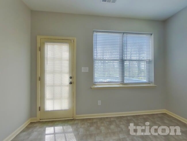 Building Photo - 1422 Collins Dr