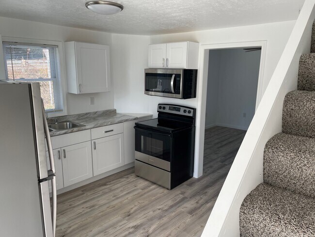 Foto del edificio - 647 Millers Run Rd