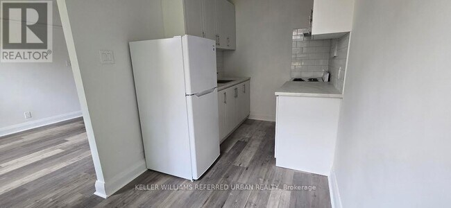 Photo du bâtiment - 137-137 Eglinton Ave W