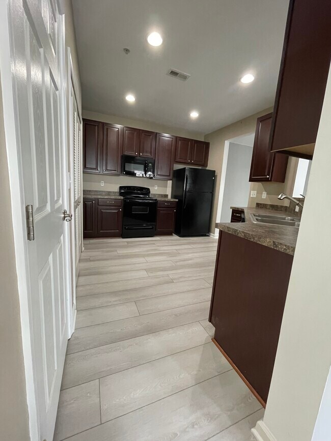 Kitchen - 5301 Wyndholme Cir