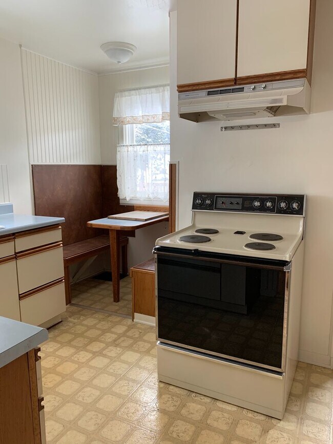 Building Photo - 2 bedroom, 1 bath house located in Wallace...