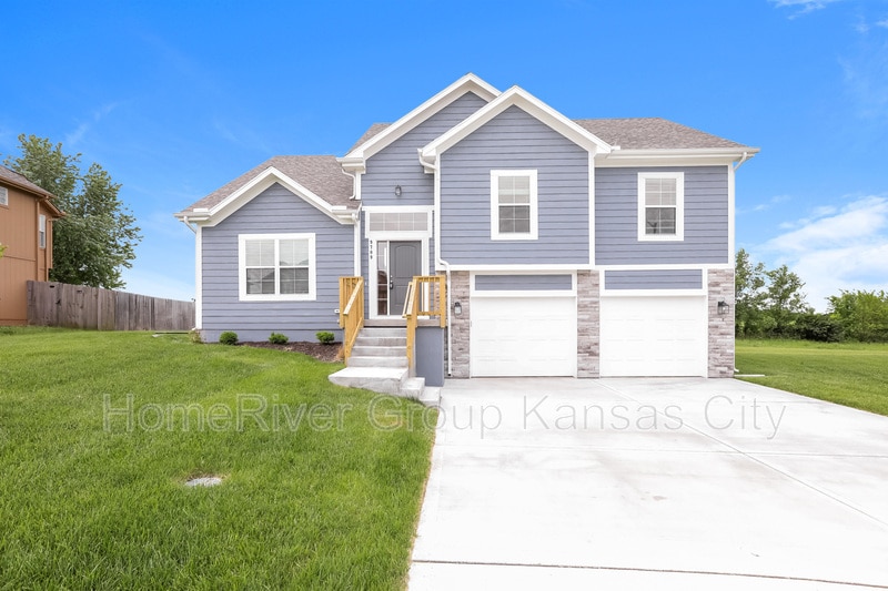 9709 E 222nd St, Peculiar, MO 64078 House Rental in Peculiar, MO